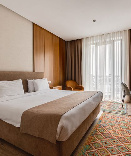 Улучшенный номер с 1 двуспальной кроватью и балконом