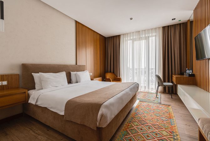 Улучшенный номер с 1 двуспальной кроватью и балконом